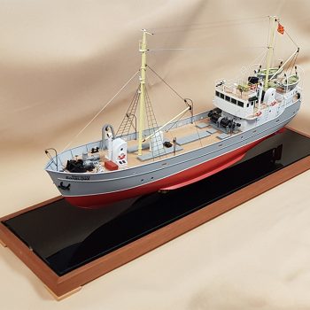 модель рыболовецкого траулера